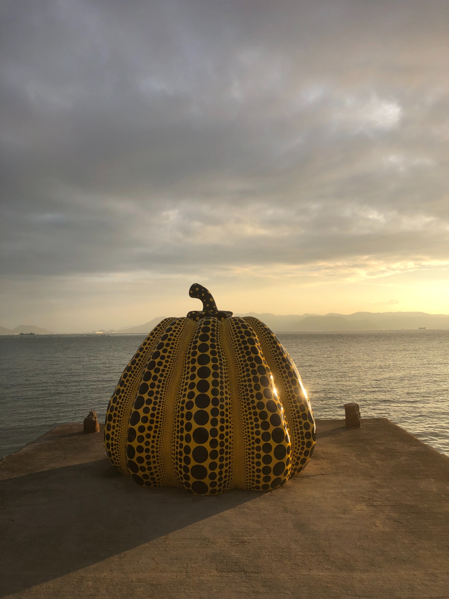 Sculptures colorées de Yayoi Kusama à Naoshima - Japon